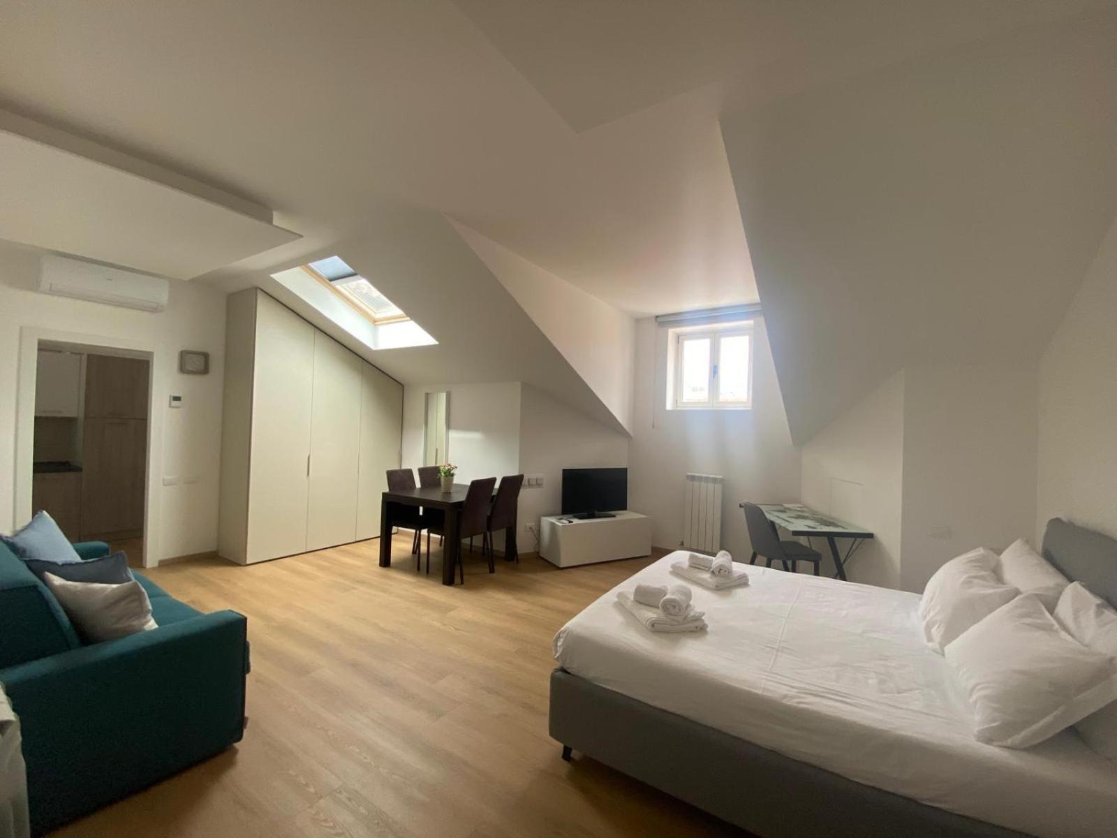 Palazzo Venezian 5 Apartment Trieste Bagian luar foto